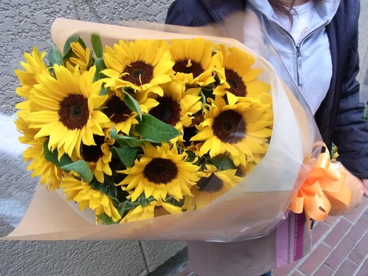 元気な人に　オレンジ・黄色系の花束