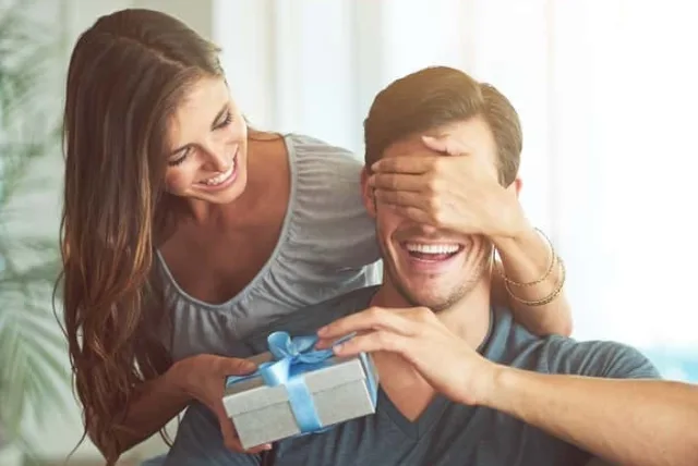 夫へ結婚記念日に贈り物を渡そう。喜ばれるプレゼント20選