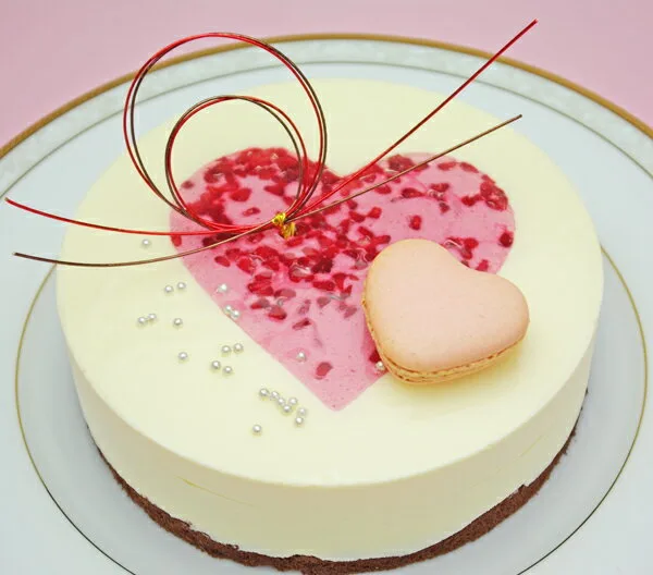 見た目が豪華でかわいい ホワイトチョコレートと木苺のムース