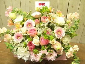 季節の旬の花で作るアレンジメントフラワー
