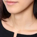 女性の首元を美しく見せるネックレス