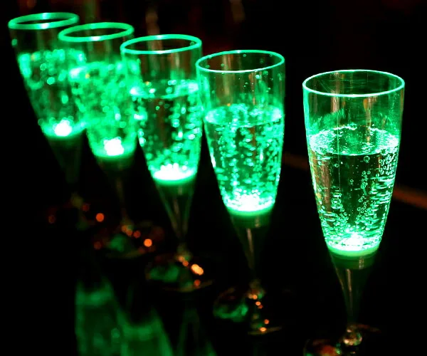 ドリンクを注ぐと光る!?「GLOWLASS 光るシャンパングラス」
