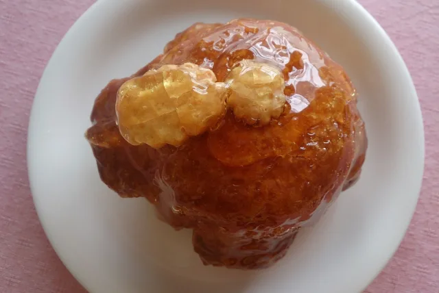 飴をまとったツヤツヤのアップルパイ「ポンム・びっくりりんご」