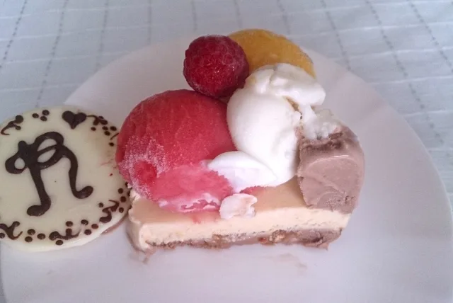 フレッシュ&濃厚なフレーバーがぎっしり!「アイスケーキ バニラカラフル」