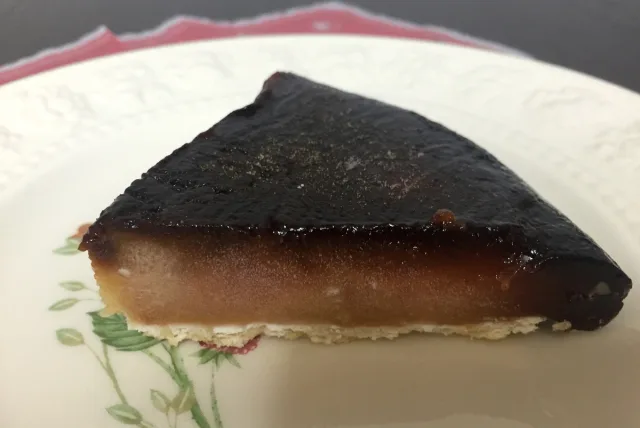 かつてないほどの光沢に惹き込まれる「ビストロみぃーやのタルトタタン」
