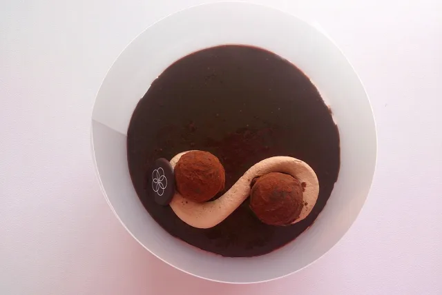 とろけるチョコにうっとり「クリスタルアイスケーキ トリュフココ」