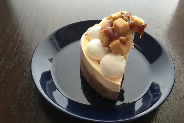 甘さと香ばしさが奏でるおいしさ「アイスケーキ キャラメルショコラ」