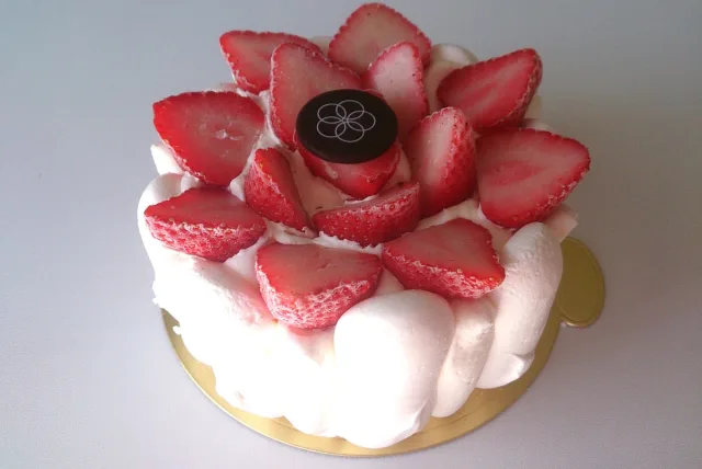 大輪の苺の花咲く「クリスタルアイスケーキ ストロベリーブーケ」