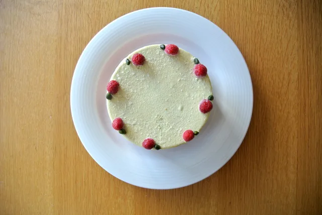 自然派&低カロリー!素材が生きた「ピスタチオとモレロチェリーのジェラートアイスケーキ」