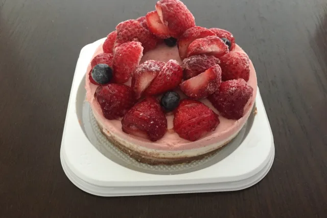福岡限定のあまおうを惜しみなく！「苺たっぷり！あまおうのアイスケーキ」