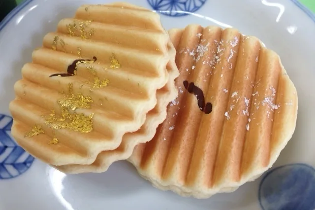 半世紀の人気を誇る和洋折衷スイーツ!「鼓月 金箔・銀箔 千寿せんべい」
