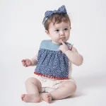 使うのが勿体ない？！「Floaral bib with pom-poms」