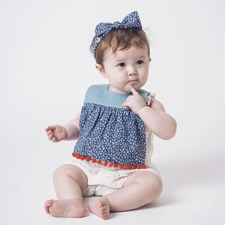 使うのが勿体ない？！「Floaral bib with pom-poms」