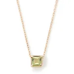 シンプルで都会的な表情のスクエアカット「FACET PENDANT(PERIDOT)」