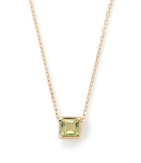 シンプルで都会的な表情のスクエアカット「FACET PENDANT(PERIDOT)」