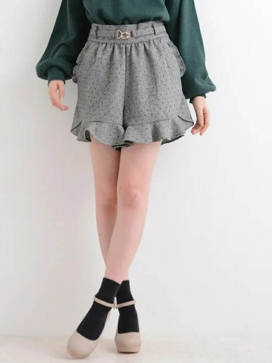 スカートのようなシルエットのフリルショートパンツ