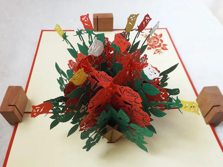 飛び出す花束にビックリ嬉しい!「バラの花束のグリーディングカード」