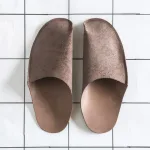 これぞ逸品！プレゼントに最適な一枚皮で作ったスリッパ