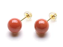 ワンポイント投入でコーデに差がつく「ガーネサンゴシェイプカットピアス」