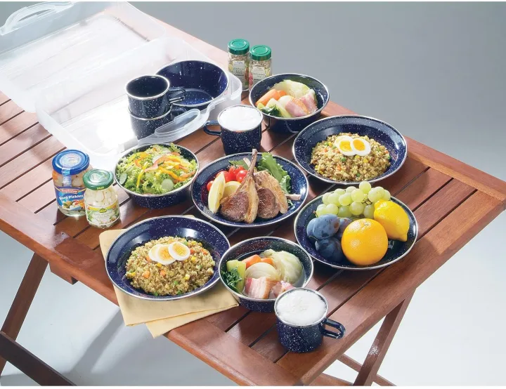 質感の良いホーロー食器セットはピクニックの必需品