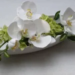 9.おめでたい花「胡蝶蘭」は陶器の花瓶でおしゃれに洋風アレンジ