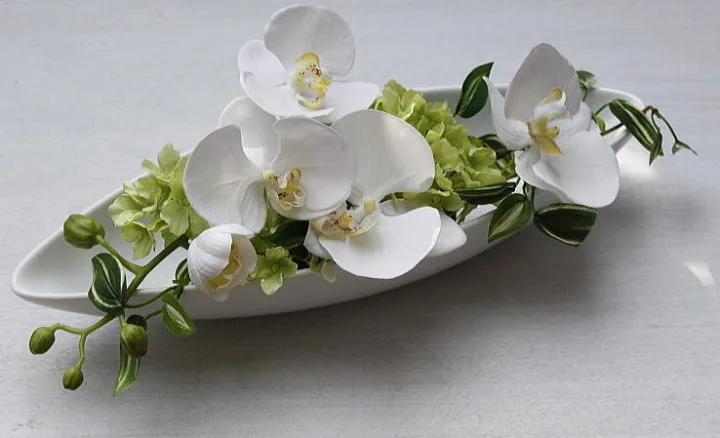 9.おめでたい花「胡蝶蘭」は陶器の花瓶でおしゃれに洋風アレンジ