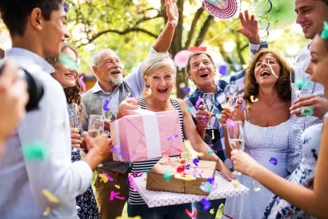 大好きなおばあちゃん(祖母)に誕生日プレゼントを贈ろう。80代女性がウキウキしちゃうアイテム10選