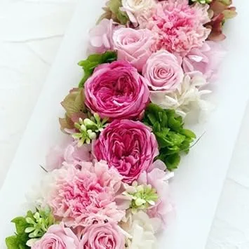 空間を明るく見せてくれるお花をフレームにあしらったフラワーギフト