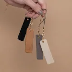 上質な本革製。スマホケアもおしゃれに楽しめる