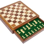 引き出しの細工がおしゃれな「木製チェスボードゲームセット」