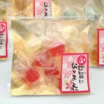 デスクが汚れないのでオススメ!「メッセージ入りの飴」