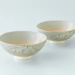 シックな色と花のアクセントが上品