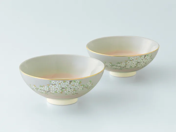 シックな色と花のアクセントが上品