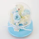 花に囲まれた愛らしい熊がキュート