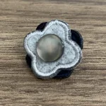 温かみのあるフェルト地のラペルピン