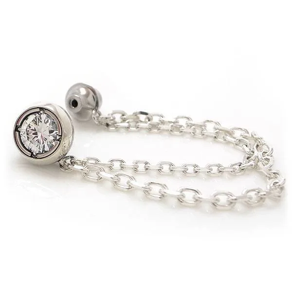 大人のゴージャス感を演出するラペルピン