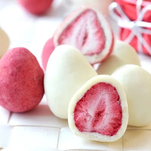 春を代表する果物いちごのトリュフ