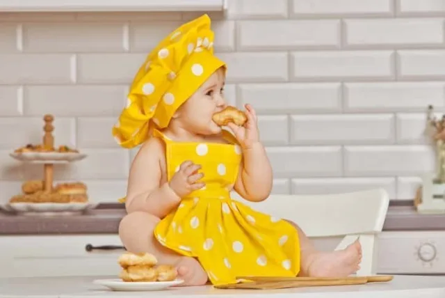 出産祝いにはエプロンを!お出かけにも使える人気赤ちゃんエプロン5選