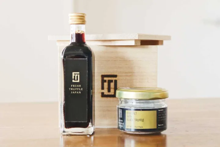 FRESH TRUFFLE JAPAN 白トリュフ醤油と黒トリュフ塩セット