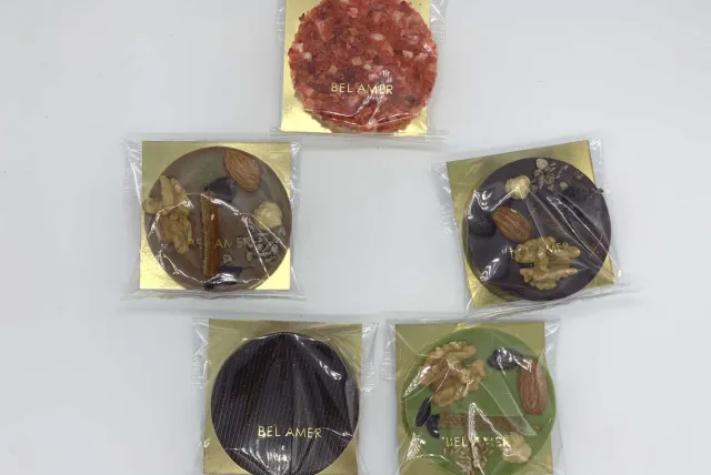 手のひらにのせた愛らしいチョコの円盤。BEL AMER「パレショコラ」