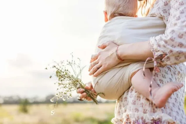 出産祝いは抱っこ紐が喜ばれる。子育てママに人気の使いやすくてかわいいアイテム5選