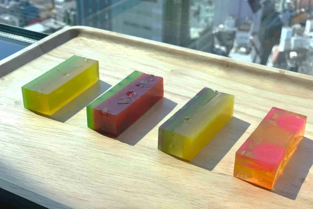 お洒落な涼をひとしずく。両口屋是清「ささらがた」夏期限定10本入りを贈る