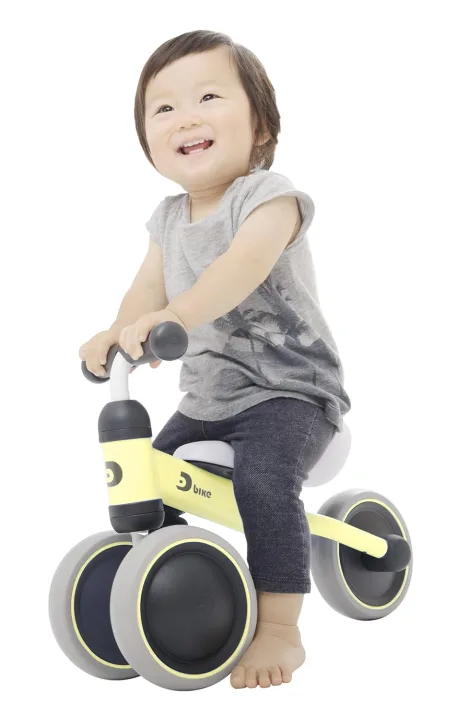 2歳でもスイスイ乗れる三輪車