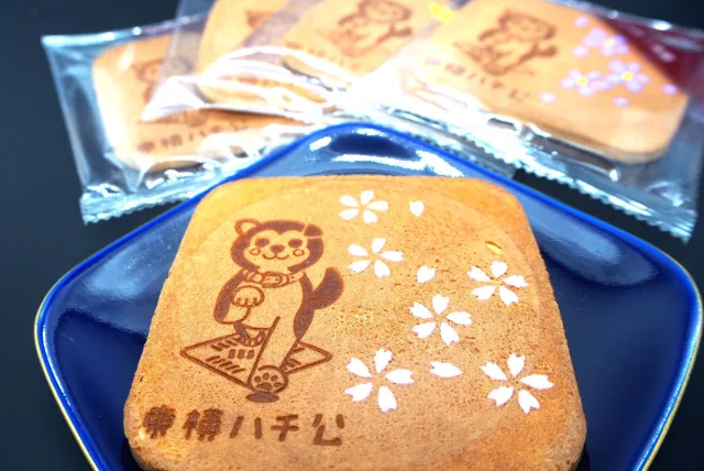 “なごみ感”たっぷりの絵柄入り瓦煎餅!松崎煎餅「東横ハチ公煎餅」