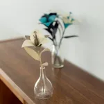 凛とした佇まいの 名入れ一輪ユリ