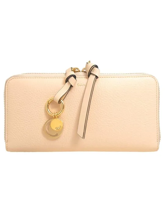 イニシャルチャームがおしゃれ！「Chloe／クロエ ALPHABET LONG ZIPPED WALLET」