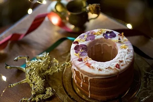お花を飾ったいちご味のバウムケーキ｜グムグム「お花のいちごバウム」
