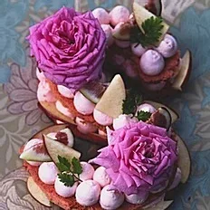 薔薇を味わう華麗なケーキ ｢Flower Lettercake｣
