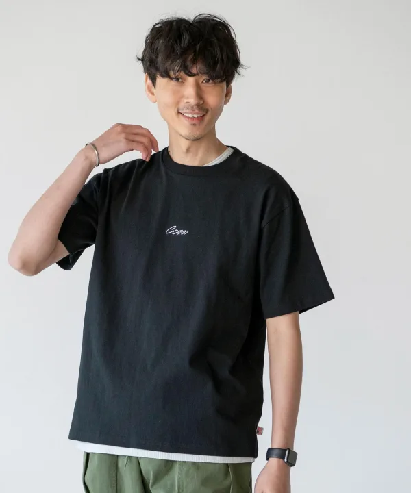 リラックス感のある筆記体ロゴがアクセント