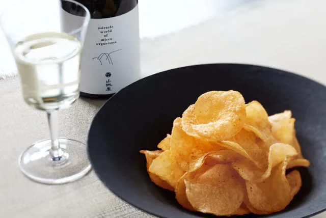 日本酒とポテトチップスの特別なマッチング！ 湖池屋 × 越銘醸「日本酒xポテト あわせて旨みがふくらむセット」
